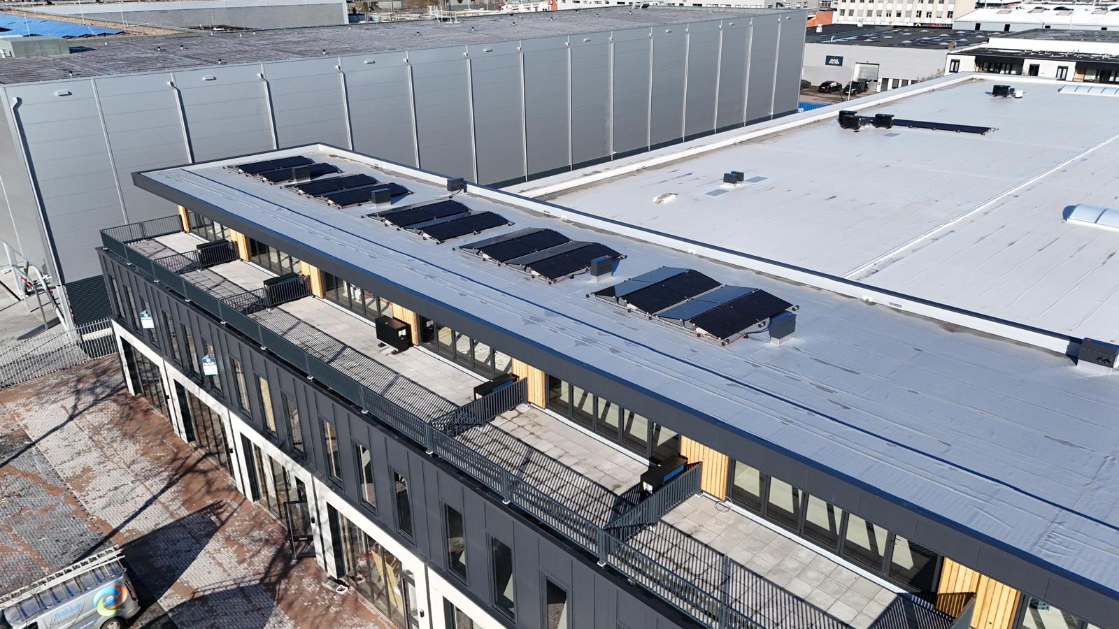 Zonnepanelen op het dak boven bedrijfsunits